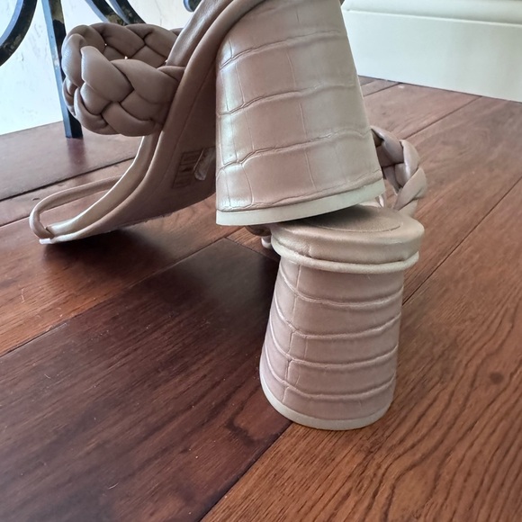 Dolce Vita Tan Heels Elegant and Comfortable - Picture 3 of 6